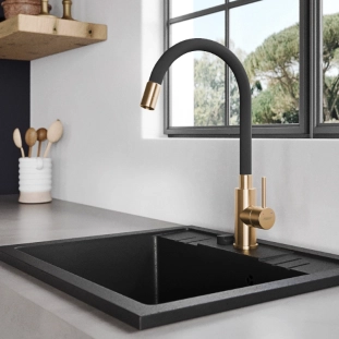 Μπαταρία Κουζίνας Ferro Zumba brushed gold με εύκαμπτο μαύρο ρουξούνι